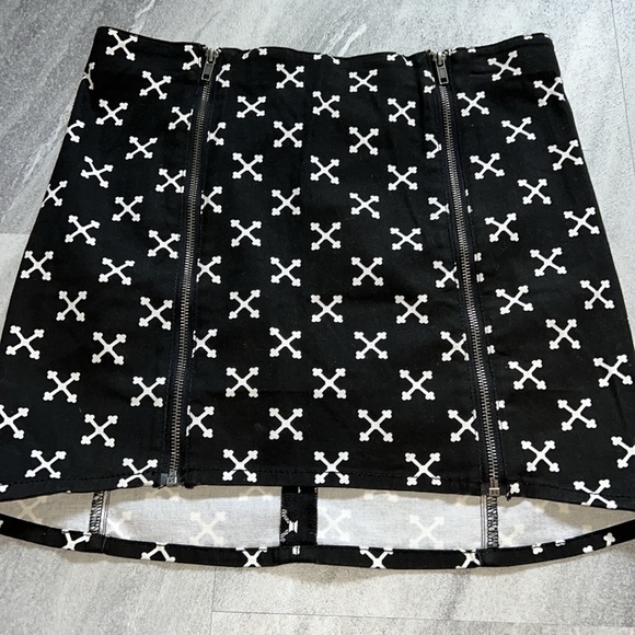 H&M black & white tribal mini skirt size 10 stretchy X pattern - Picture 3 of 8